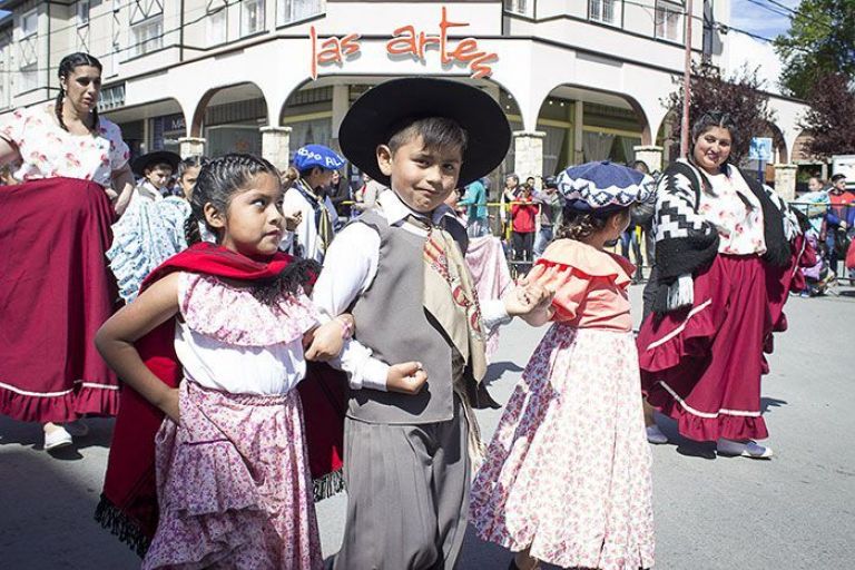 Agrupaciones gauchas celebraron el Día de la Tradición con un desfile