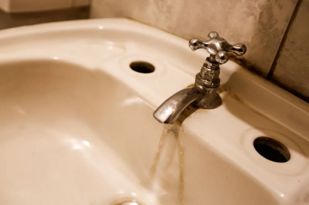 Son varios los sectores que continúan sin el servicio de agua.