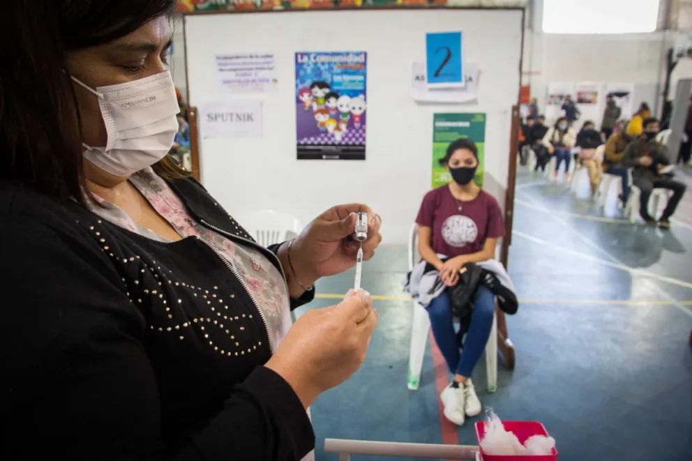 Esta semana comienzan a llamar a personas que recibieron la primera dosis de la Sputnik en abril