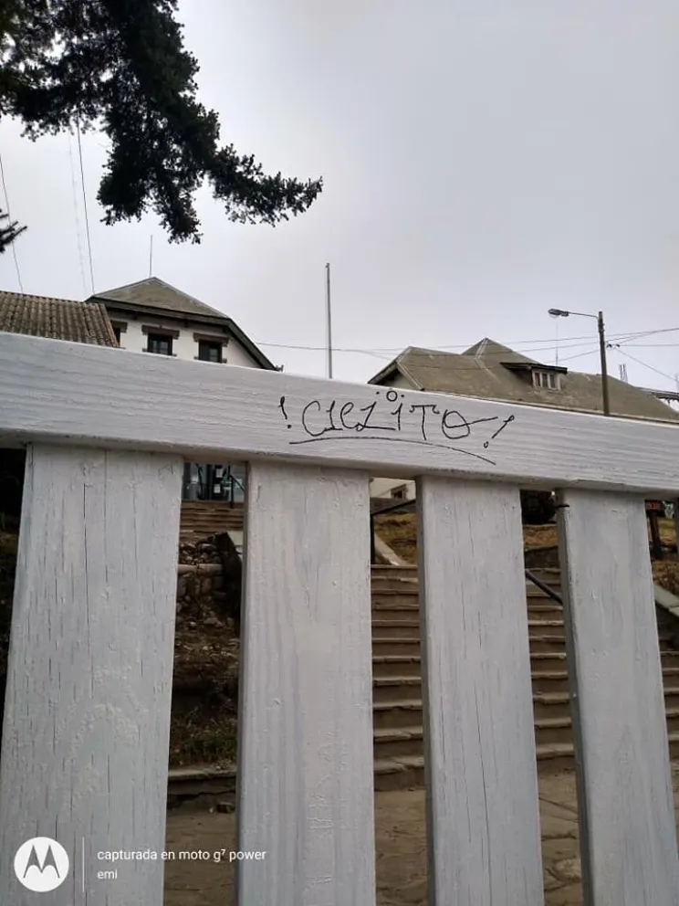 Indignación de un vecino que pintó el cerco del hospital: lo volvieron a rayar 