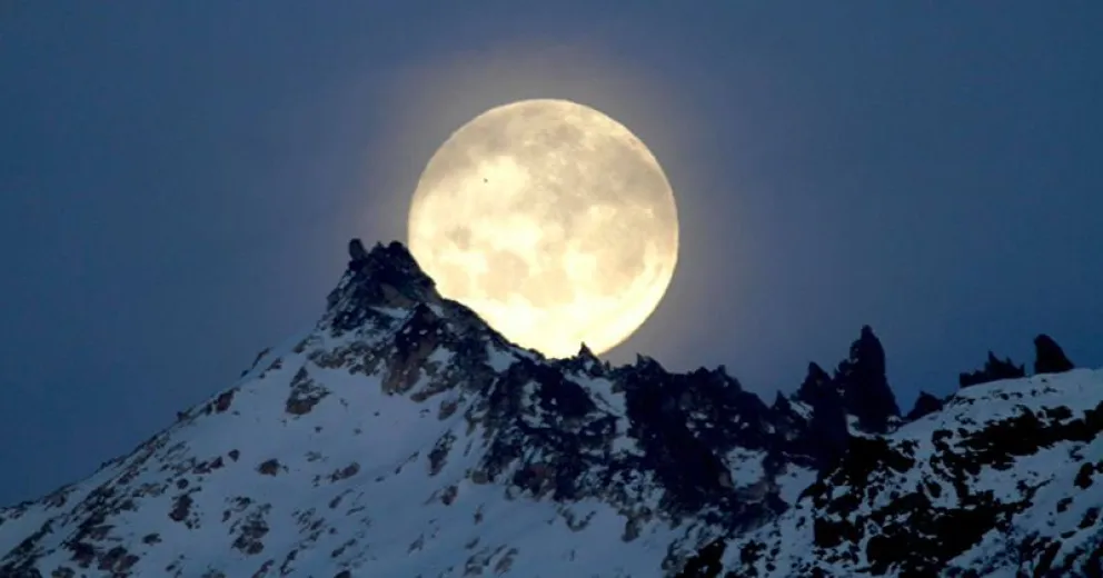 Así se escondía la imponente luna llena este sábado por la mañana