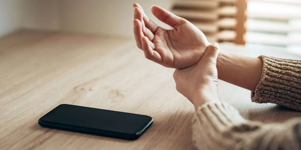 Ejercicios para relajar los músculos de la mano si usás mucho el celular o la computadora