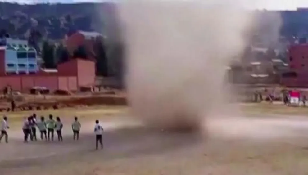 Impactante relato: un mini tornado se "comió" a un árbitro en pleno partido