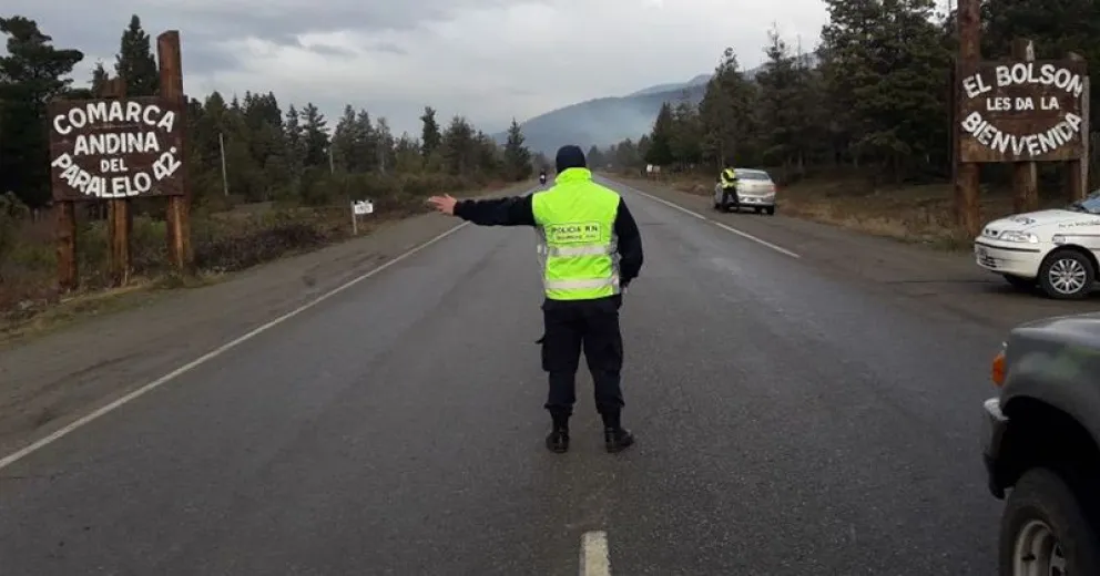 El buscado por sustraer su propio vehículo intentó pasar a Lago Puelo escondido en otro auto