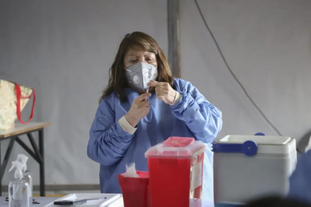 Se jubiló, pero volvió como voluntaria para ayudar en la vacunación