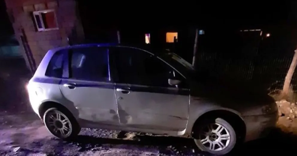 Apuntaron a los policías con un arma de fuego y escaparon: los detuvieron con un disparo a un neumático