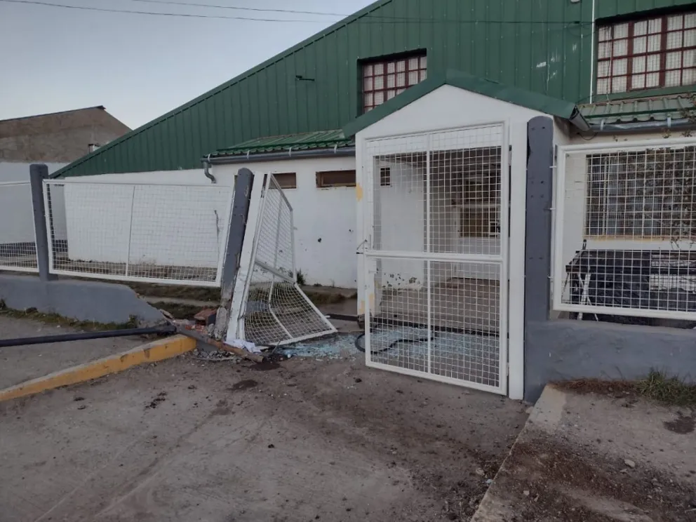 Destrozó el portón de una escuela y se dio a la fuga: estaba alcoholizado  