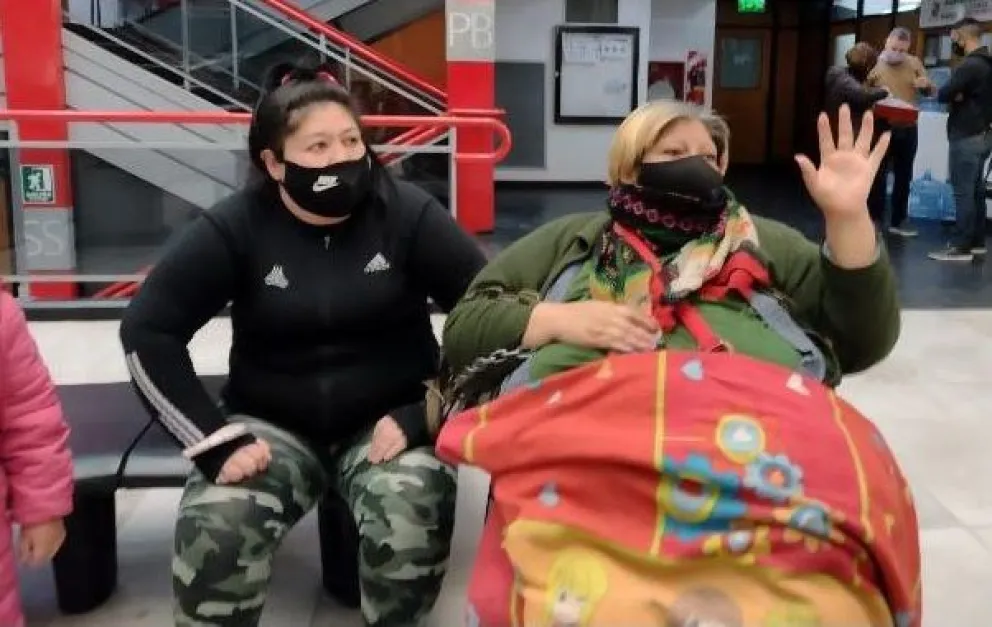 Se encadenaron y piden a la Justicia que trasladen a sus hijas a Viedma