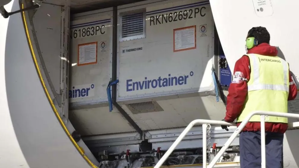 Llegó al país un nuevo vuelo con más de 800 mil vacunas de AstraZeneca