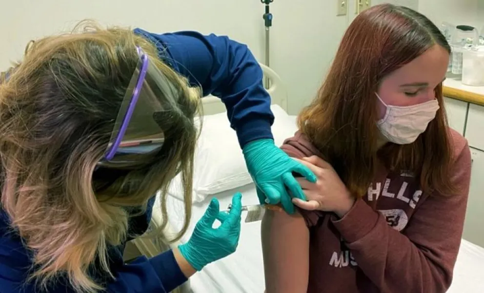 Cómo funciona la vacuna de Moderna que será aplicada a los adolescentes 