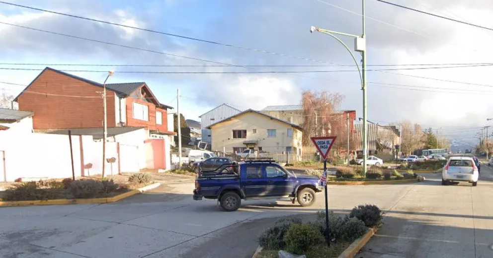 Se fracturó el tobillo al chocar con su moto en la rotonda de Diagonal y Pasaje Gutiérrez