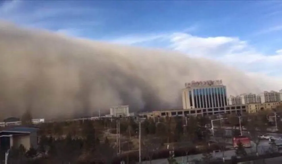 Impresionante video: una tormenta de arena paralizó a una ciudad en China