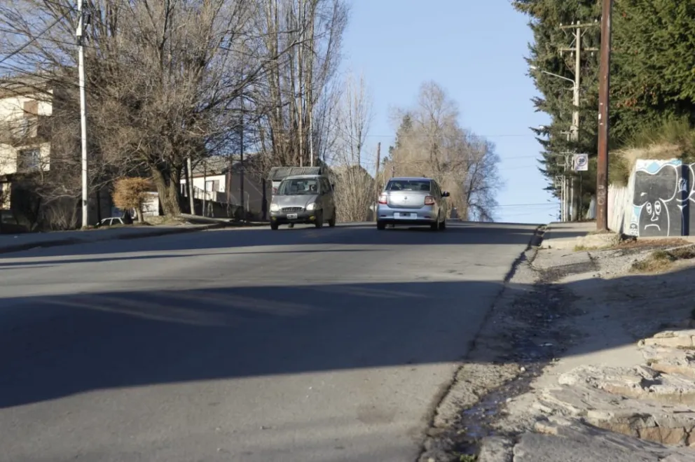 Tuvo múltiples fracturas al chocar en moto contra un auto estacionado