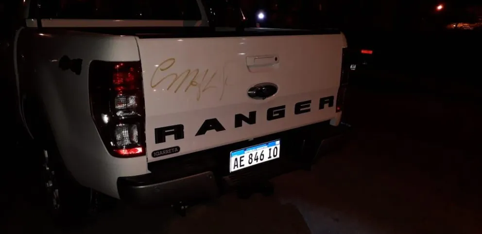 Sorprendieron a un joven haciendo garabatos en autos estacionados