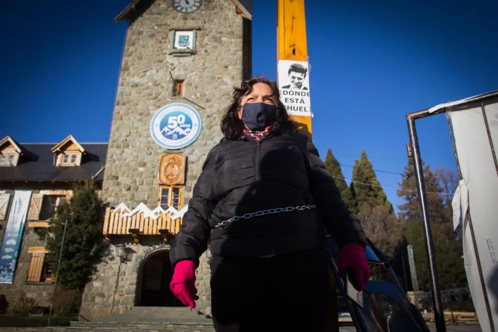 Gennuso convenció a la trabajadora encadenada para que deponga su actitud