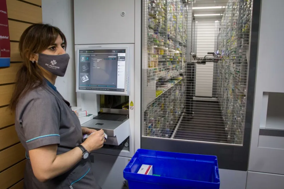 VIDEO: Conocé al robot que trabaja incansablemente en una farmacia de Bariloche