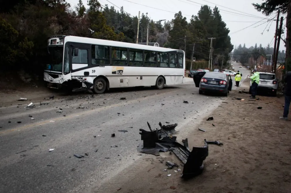 No tuvo heridas graves el conductor del auto que chocó con el colectivo
