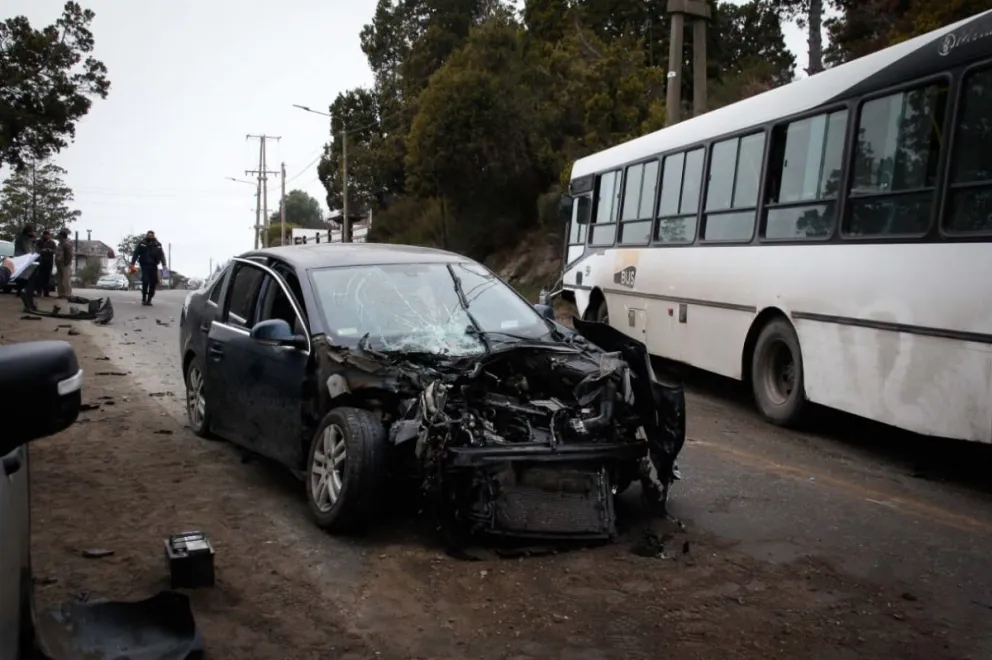 Dos heridos en un choque frontal entre un auto y un colectivo en Avenida Bustillo