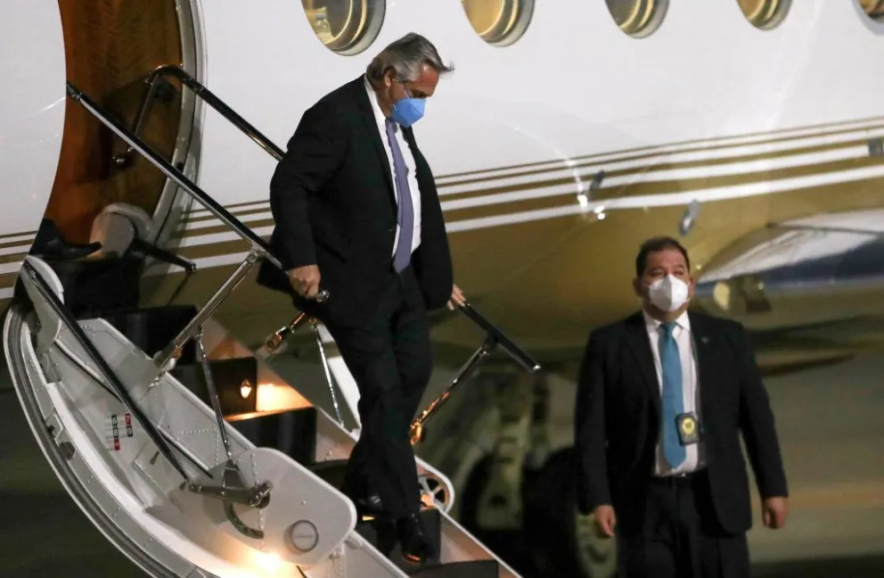 Por prevención: Alberto Fernández y la comitiva que viajó a Perú, aislados