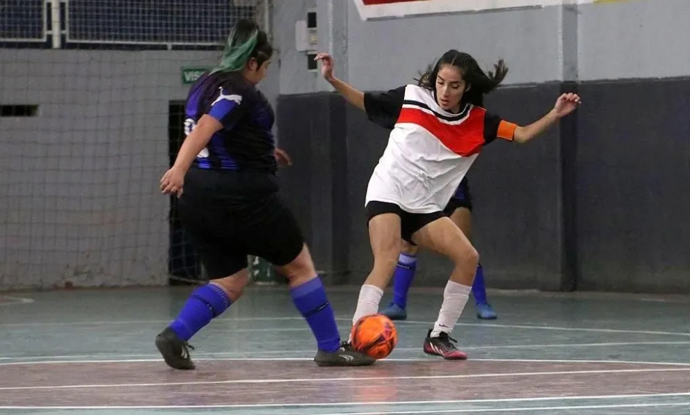 Las chicas del fútbol libre, a todo o nada por el pase 