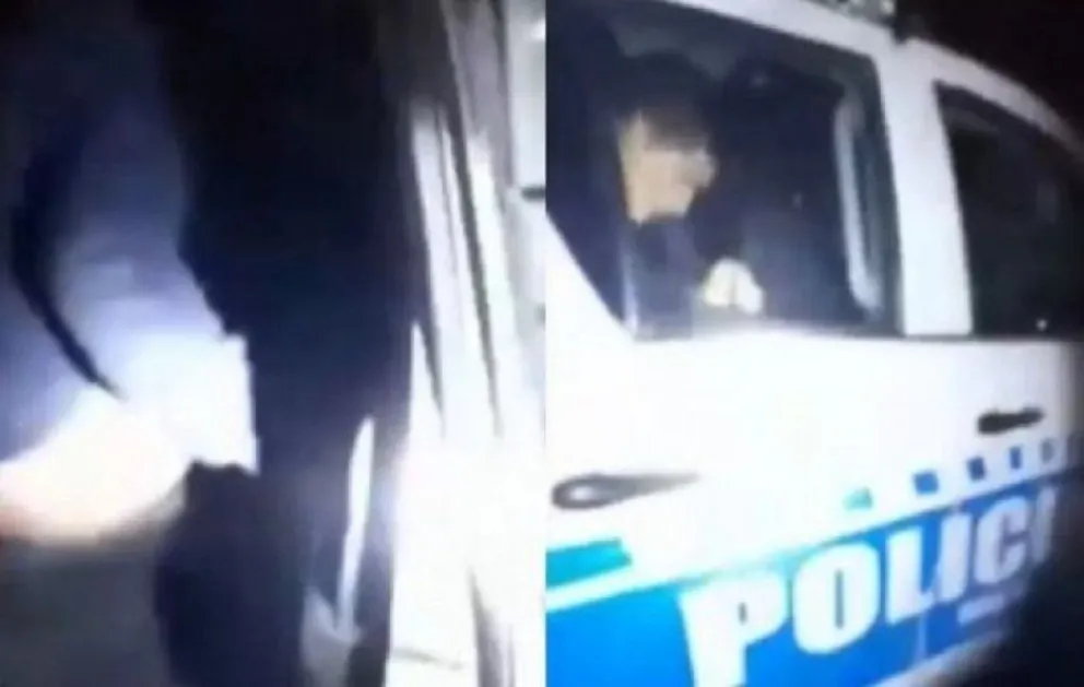Escrachan a dos policías mientras abusaban de una menor en el patrullero
