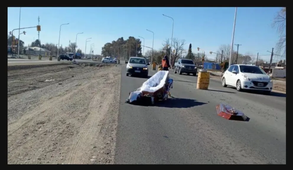 Por esquivar una obra inconclusa en la ruta, se abrió la puerta de la ambulancia y cayó el ataúd