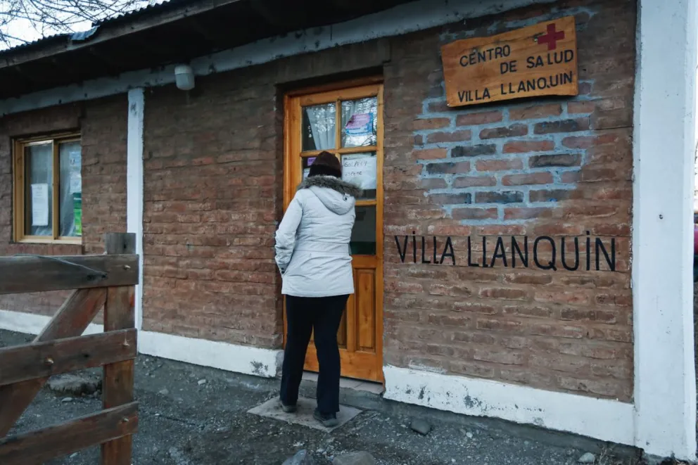 Daniela Curual, en la salita de salud de Villa Llanquín