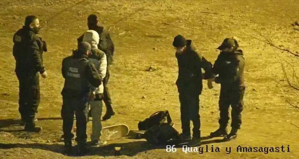 Estropeaban los juegos de una plaza con aerosol 