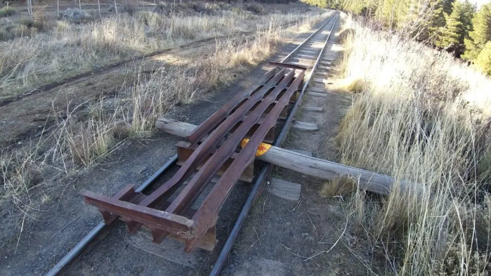 Aparecieron rocas y postes obstaculizando las vías de La Trochita 