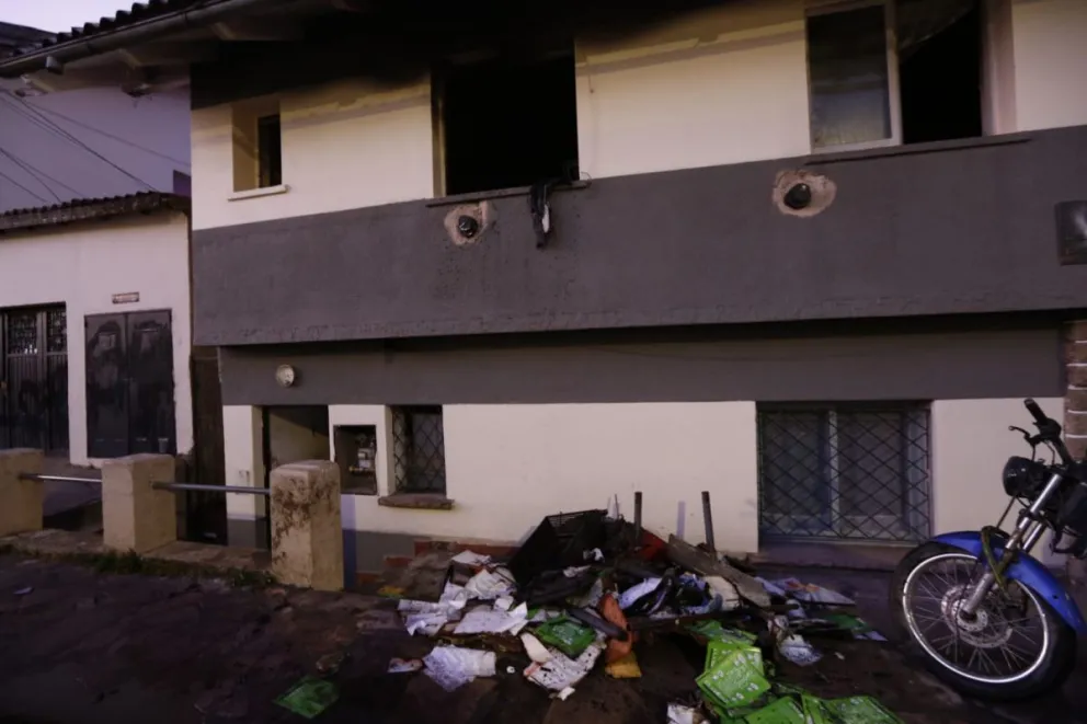 Se incendió un departamento y tres personas fueron hospitalizadas