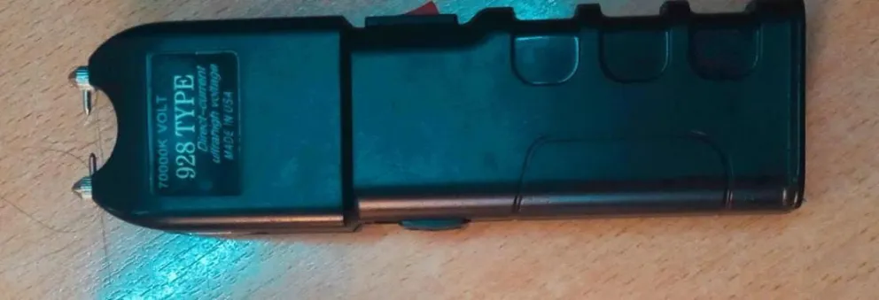 Un policía recibió la descarga de una picana eléctrica al mediar en una pelea en un colectivo