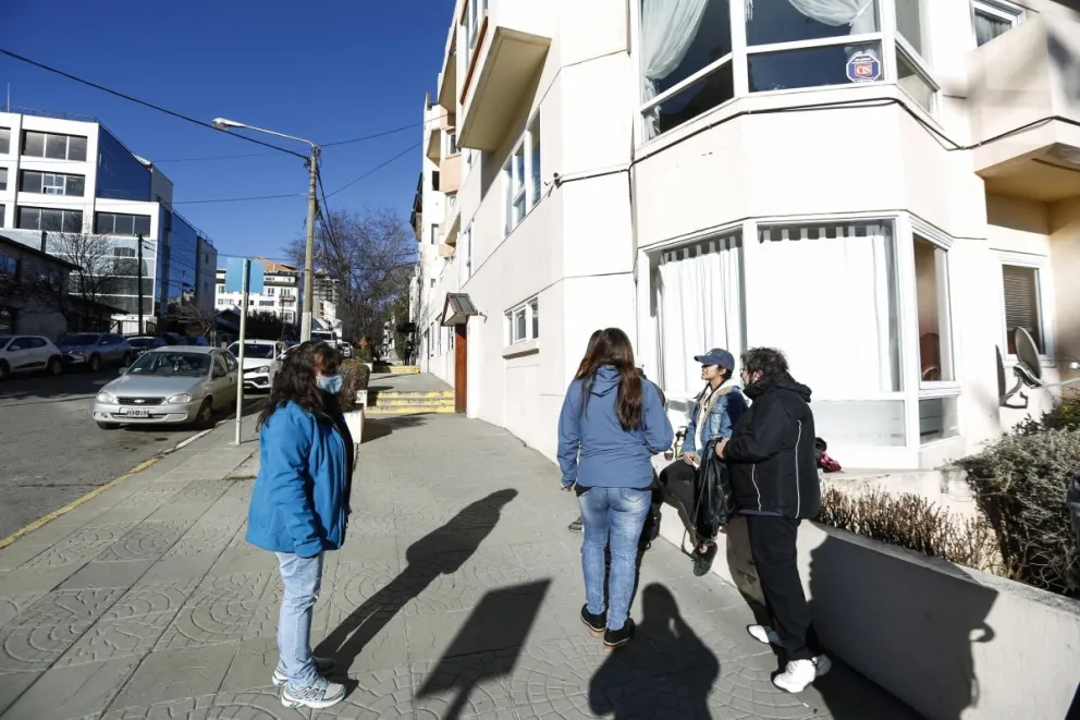 La espera de los íntimos en la vereda y el pedido del abuelo: “Una justicia sin contaminaciones”