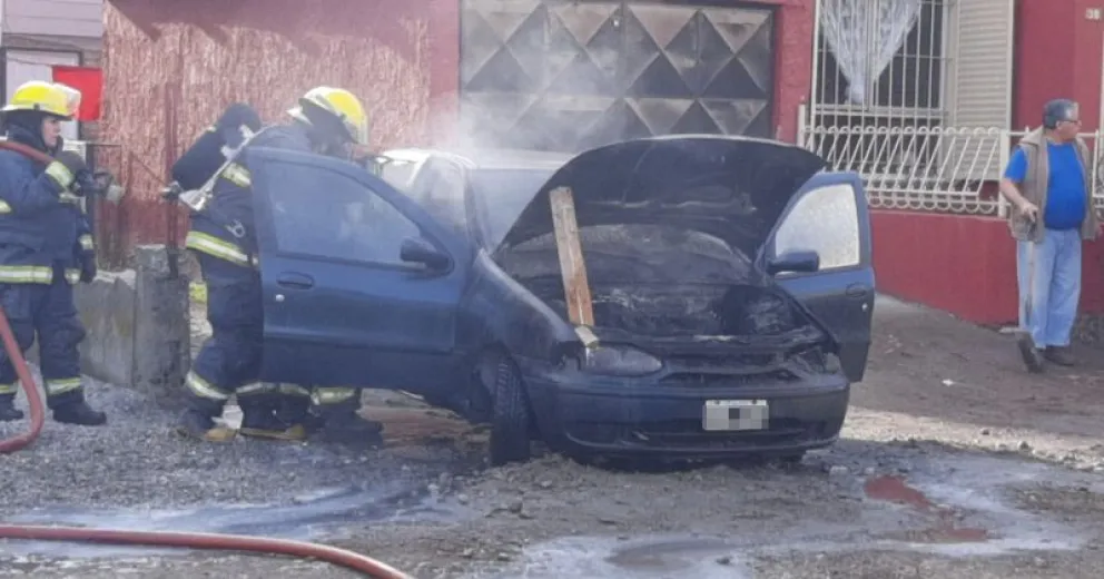 Susto de vecinos por un auto que se incendió