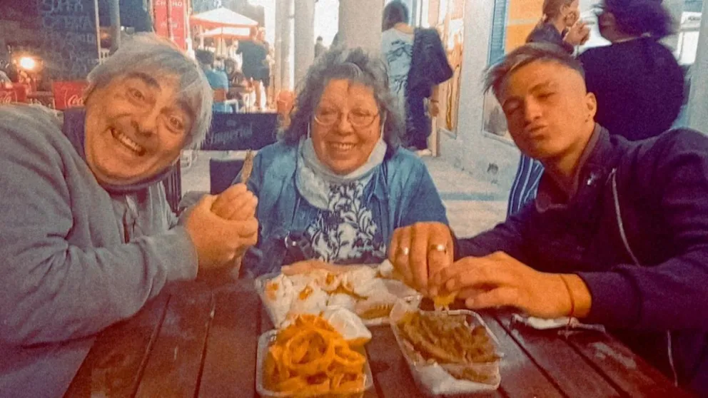 Mientras se desarrolla el juicio, sus allegados recuerdan momentos felices