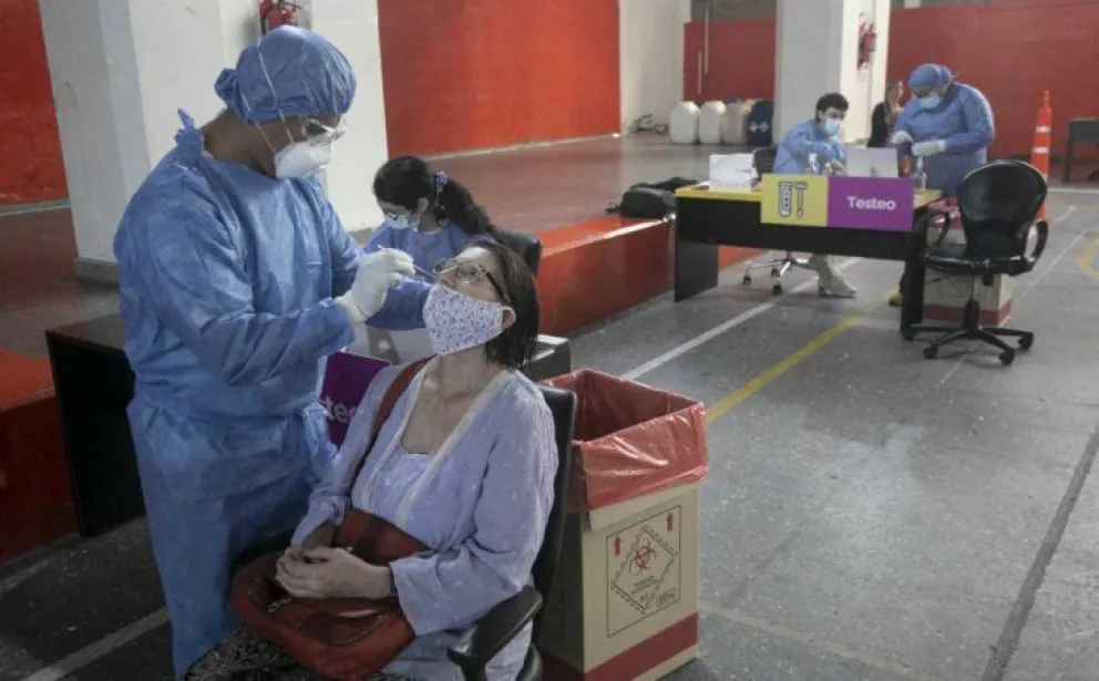 Una persona puede presentar síntomas de Covid-19 a tres meses del contagio