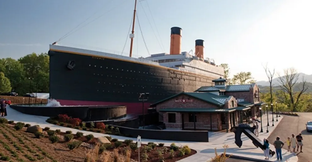 Se derrumbó la réplica de iceberg en el museo del Titanic: hubo heridos