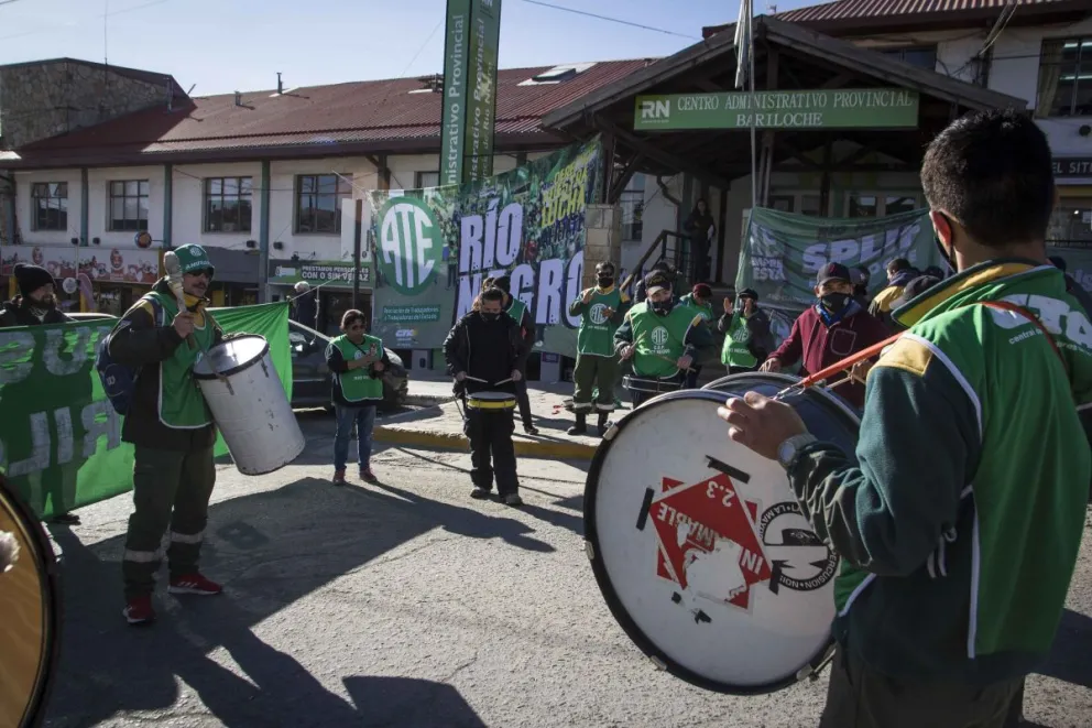 ATE cortó la calle Onelli para pedir mejoras para combatientes de incendios forestales  