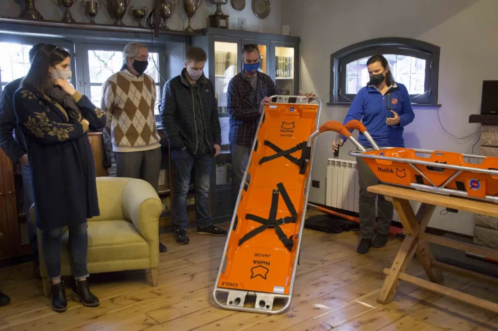 La Comisión de Auxilio del CAB presentó la camilla “Huiña” 