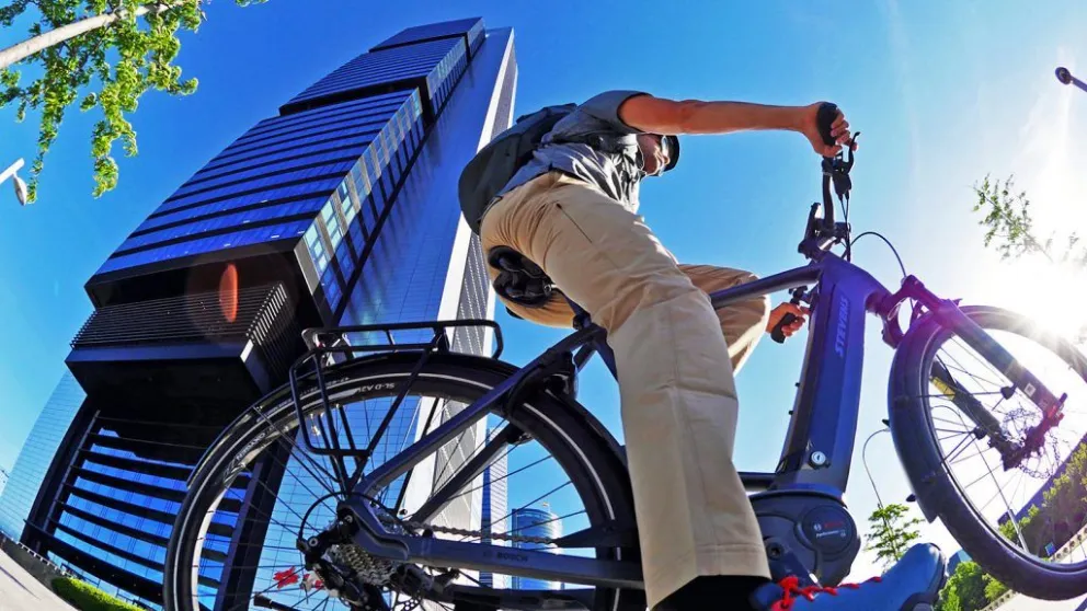 Francia ofrece 1500 euros a quienes cambien el auto por la bicicleta eléctrica