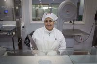 Luciana, la única carnicera de Bariloche, lleva el oficio en las venas  