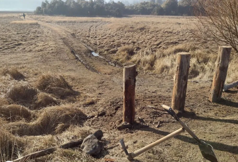Irresponsables bajaban con 4x4 a un mallín y el municipio cerró el ingreso