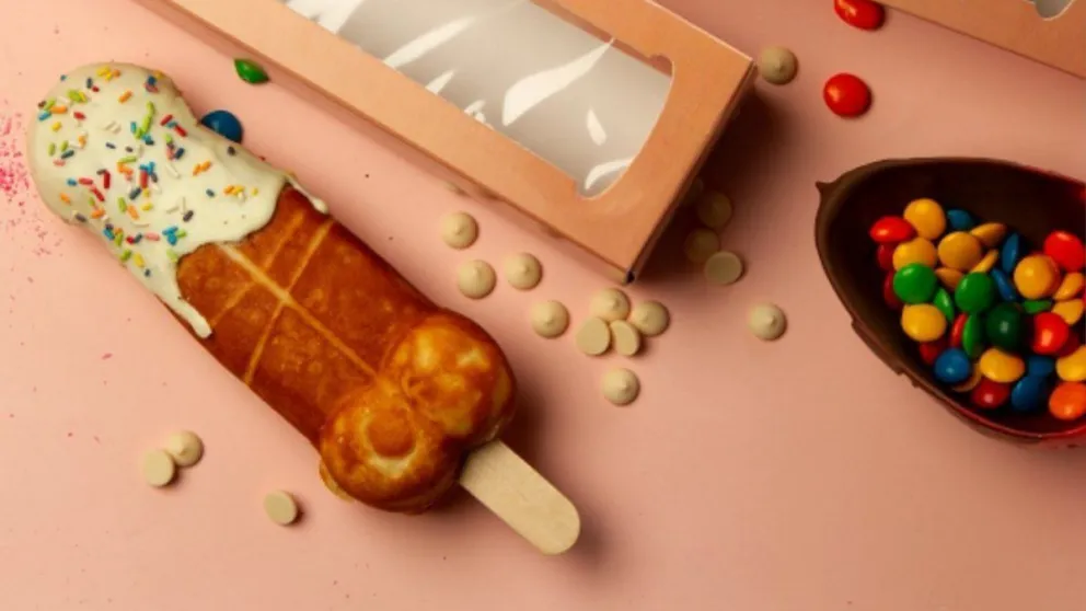 Todo un éxito: un local llamado "Ver Gotas" vende waffles en forma de pene