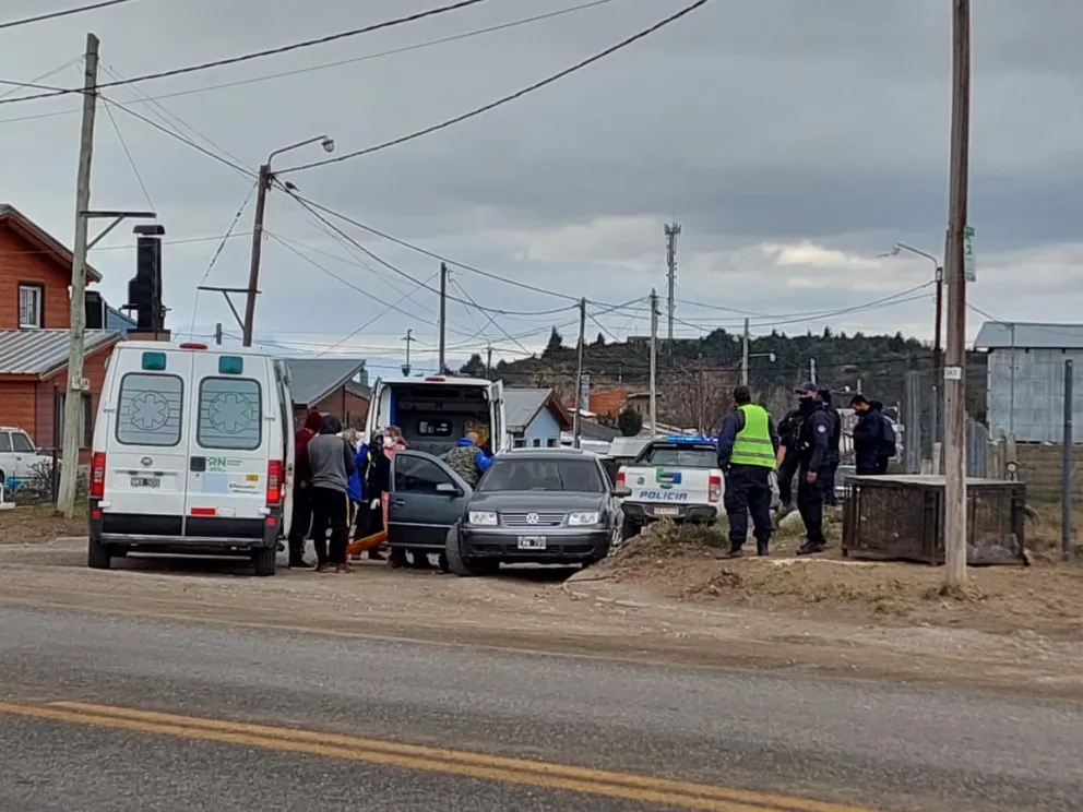 Hospitalizaron a los ocupantes de un vehículo tras despistarse por exceso de velocidad
