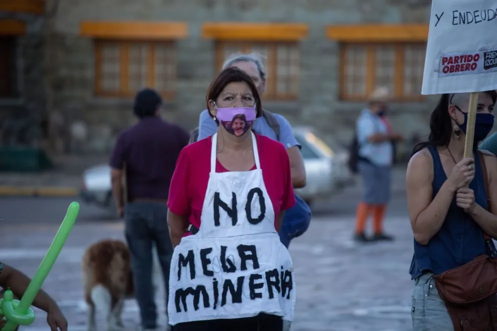 Juntan firmas para que la Legislatura rionegrina prohíba la megaminería  