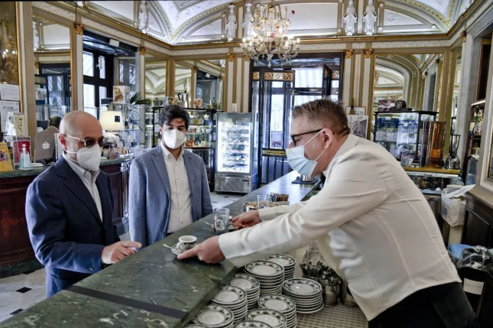 Comienza a regir el certificado anticovid en Italia para el ingreso a bares