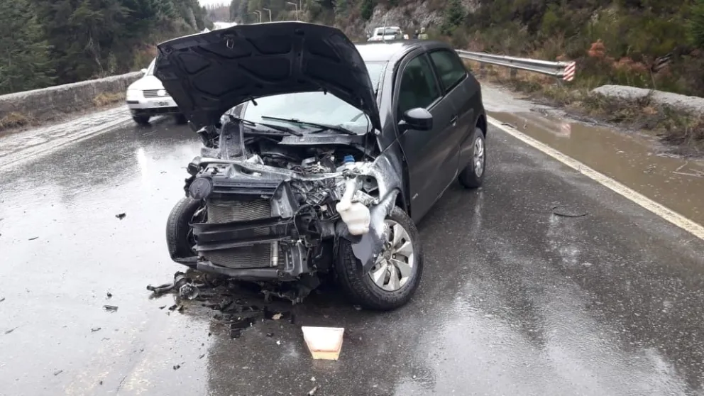 Perdió el control de su auto y chocó contra el muro de un puente en la ruta 40