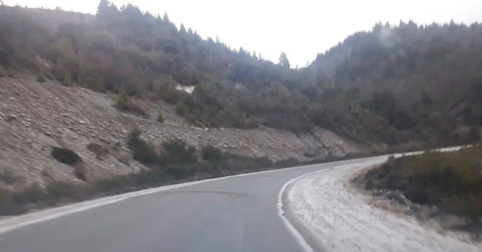 Ruta 40 Sur: piden extremar precaución por neviscas en zonas altas  
