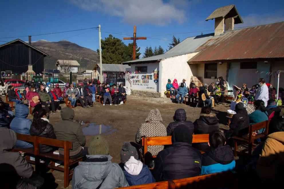 Convocatoria a la comunidad por parte de la Parroquia San Cayetano para celebrar el Día de la Virgen