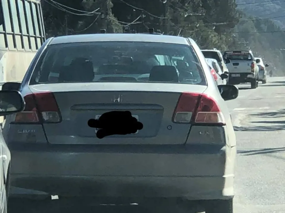 Iba pasando autos por avenida Bustillo y casi choca de frente