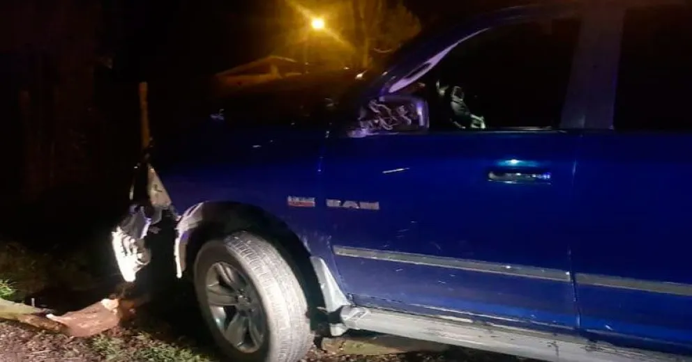 Borracho escapó de un control policial y chocó su Dodge Ram contra un árbol
